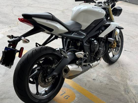 TRIUMPH STREET TRIPLE 675 ABS 